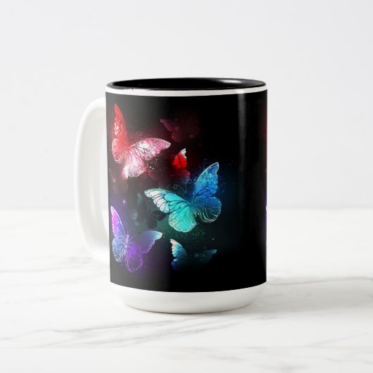 Drei glühende Schmetterlinge im Hintergrund Zweifarbige Tasse (Vorderseite Links)