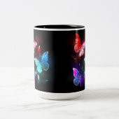 Drei glühende Schmetterlinge im Hintergrund Zweifarbige Tasse (Mittel)