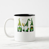 Drei Gnomaden St Patricks Day Zweifarbige Tasse (Links)