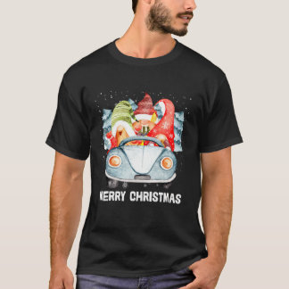 Drei Gnome in rotem Lastwagen mit fröhlichem Weihn T-Shirt
