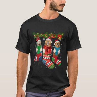 Drei goldene Retrievers in Weihnachtssocken T-Shirt