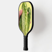 Drei Gurken auf dem Gelben Pickleball Paddle (Links)