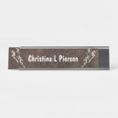 Drei Hexen in ganz weißem Flug auf Brooms Browns Schreibtischnamensplakette (Vorderseite )