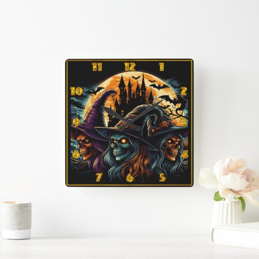 Drei Hexen versammeln sich unter einem glühenden V Quadratische Wanduhr (Zuhause)