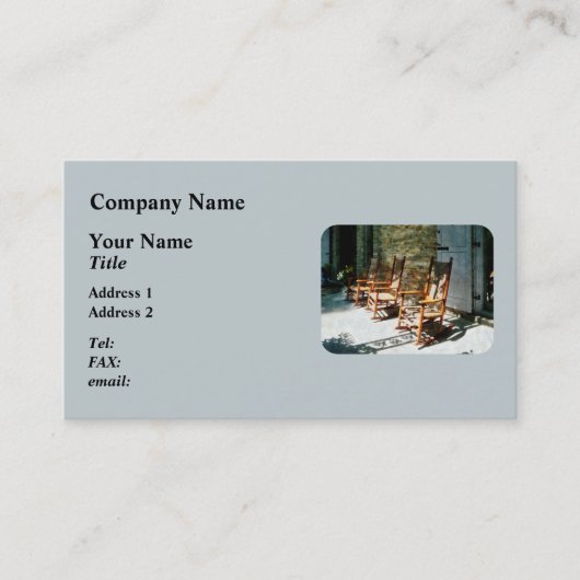 Drei hölzerne Schaukelstühle auf sonnigem Portal Visitenkarte (Vorderseite)