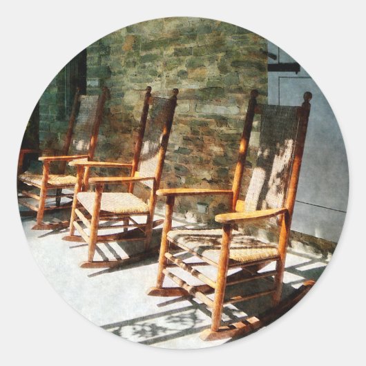 Drei Holzstühle auf der Sonnenterrasse Runder Aufkleber (Vorderseite)