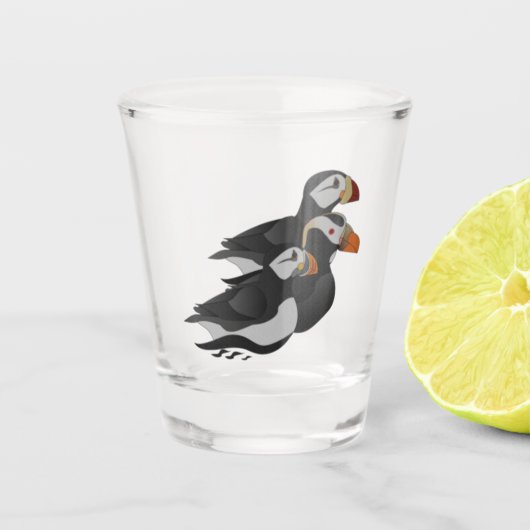Drei hübsch gesellige Puffins Cartoon Schnapsglas (Vorderseite)