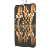 Drei Impalas trinken nachts zusammen Autolufterfrischer (Links)