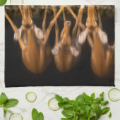 Drei Impalas trinken zusammen in der Nacht Geschirrtuch (Gefaltet)