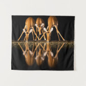 Drei Impalas trinken zusammen in der Nacht Wandteppich (Vorderseite (Horizontal))