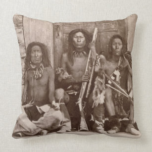 Drei Inder Braves, fotografiert durch königliche Kissen