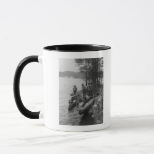 Drei Jäger mit Kanus am Ufer Tasse