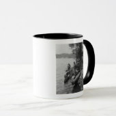 Drei Jäger mit Kanus an der Küste Tasse (VorderseiteRechts)