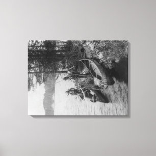 Drei Jäger mit Kanus an der Ufer-Fotografie Leinwanddruck