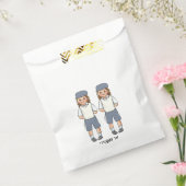 Drei Jahre alter grauer Zwillingsjunge in der Sack Geschenktütchen (Versiegelt)