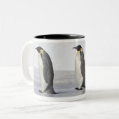 Drei Kaiser-Pinguine, Schnee-Hügel-Insel Zweifarbige Tasse (Vorderseite Links)