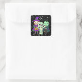 Drei Kinder zu Halloween Quadratischer Aufkleber (Tasche)