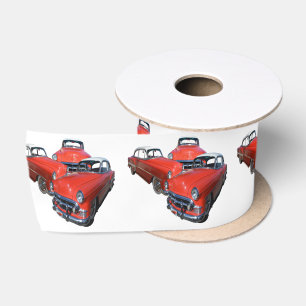drei klassische rote und weiße Vintage-Autos, Satinband