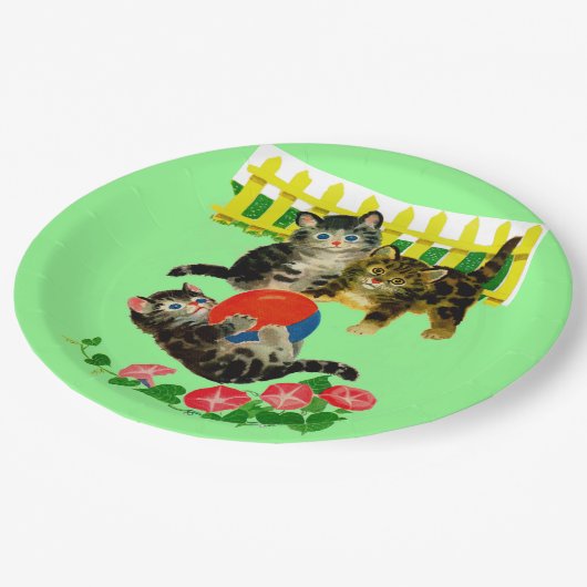 drei kleine Kätzchen Pappteller (Schrägansicht)