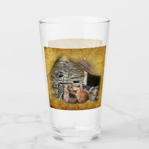 Drei kleine Schweine im rustikalen Stall schnarche Glas