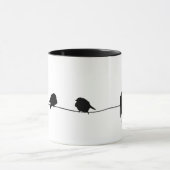 Drei kleine Vögel, die auf einem Draht sitzen Tasse (Zentrum)