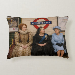 Drei Königinnen in der Londoner U-Bahn Dekokissen