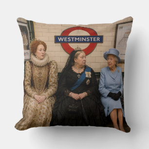 Drei Königinnen in der Londoner U-Bahn Kissen
