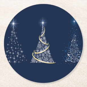 Drei Kunst-Weihnachtsbäume auf Blau Runder Pappuntersetzer