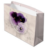 Drei lila Stiefmütterchen Große Geschenktüte (Rückseite Schrägansicht)