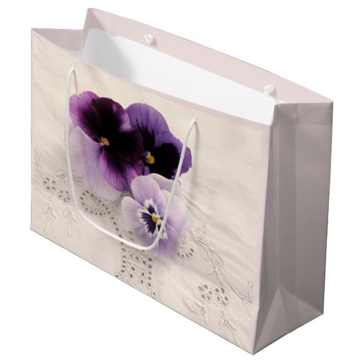 Drei lila Stiefmütterchen Große Geschenktüte (Vorderseite Schrägansicht)