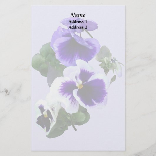 Drei Lila Stiefmütterchen in einer Reihe von Hochz Briefpapier (Vorderseite)