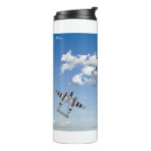 Drei Lockheed P-38 fliegen in einem bewölkten Himm Thermosbecher (Nach links gedreht)