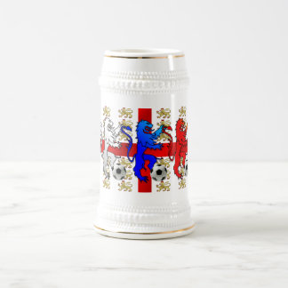 Drei Löwefußballspieler und Fanbier-Tasse Bierglas