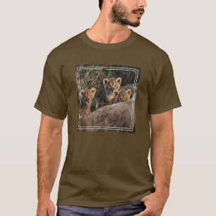 Drei Löwenjunge mit Mutter T-Shirt