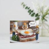 Drei lustige Bauarbeiter machen Sandwich Postkarte (Stehend Vorderseite)