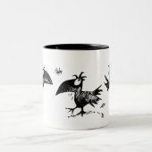 Drei lustige schwarze Krähen Zweifarbige Tasse (Mittel)