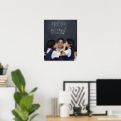 Drei Mädchen im Klassenzimmer flüstern Poster (Heimbüro)