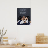 Drei Mädchen im Klassenzimmer flüstern Poster (Küche)