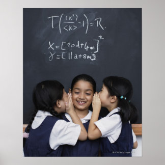 Drei Mädchen im Klassenzimmer flüstern Poster