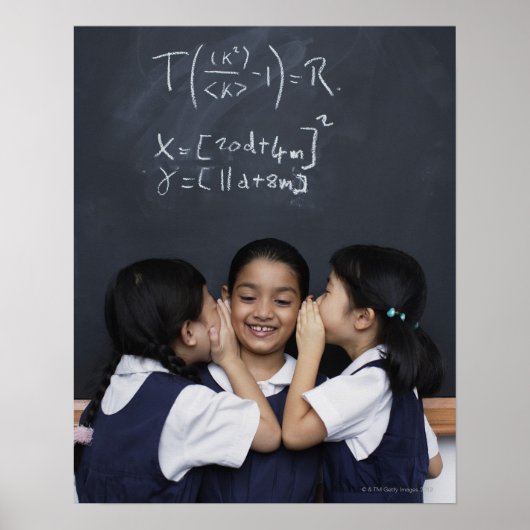 Drei Mädchen im Klassenzimmer flüstern Poster (Vorne)