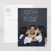Drei Mädchen im Klassenzimmer flüstern Postkarte (Vorne/Hinten)