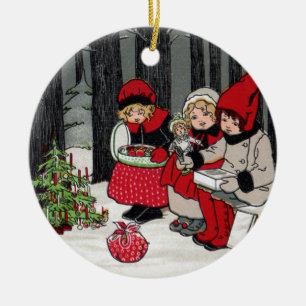 Drei Mädchen und ein Weihnachtsbaum im Wald Keramikornament