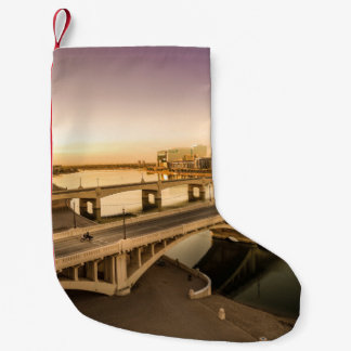 DREI MÄNNER AUF MOTORRÄDERN, DIE BRÜCKE ÜBERQUEREN KLEINER WEIHNACHTSSTRUMPF