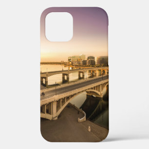 DREI MÄNNER AUF MOTORRÄDERN ÜBERQUEREN EINE BRÜCKE iPhone 12 HÜLLE