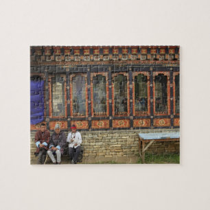 Drei Männer sitzen auf einer Bank am Memorial Chor Puzzle