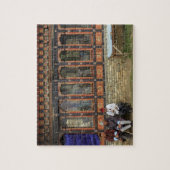 Drei Männer sitzen auf einer Bank in der Gedächtni Puzzle (Vertikal)