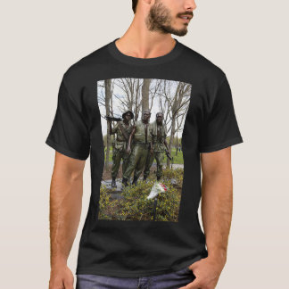 Drei Männer Soldaten Statue w Blume T-Shirt