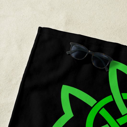 Drei miteinander verflochtene, lebendige grüne kel strandtuch (Beispiel)