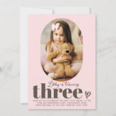 Drei moderne Minimal Foto 3. Geburtstag Rosa Einladung (Vorderseite)