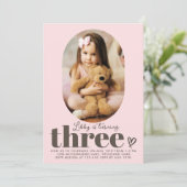 Drei moderne Minimal Foto 3. Geburtstag Rosa Einladung (Stehend Vorderseite)